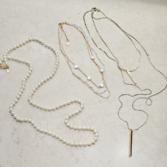 Elegant Pearl and Gold Necklace Set - Picture 1 of 5